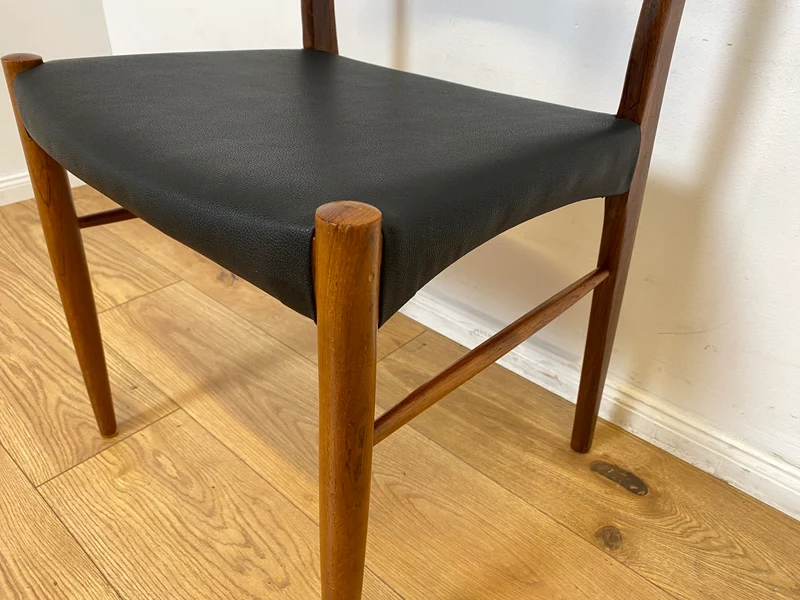 WMK I 4er Set skandinavischer Mid-Century Stühle I aus Teakholz mit schwarzem Kunst Leder Bezug
