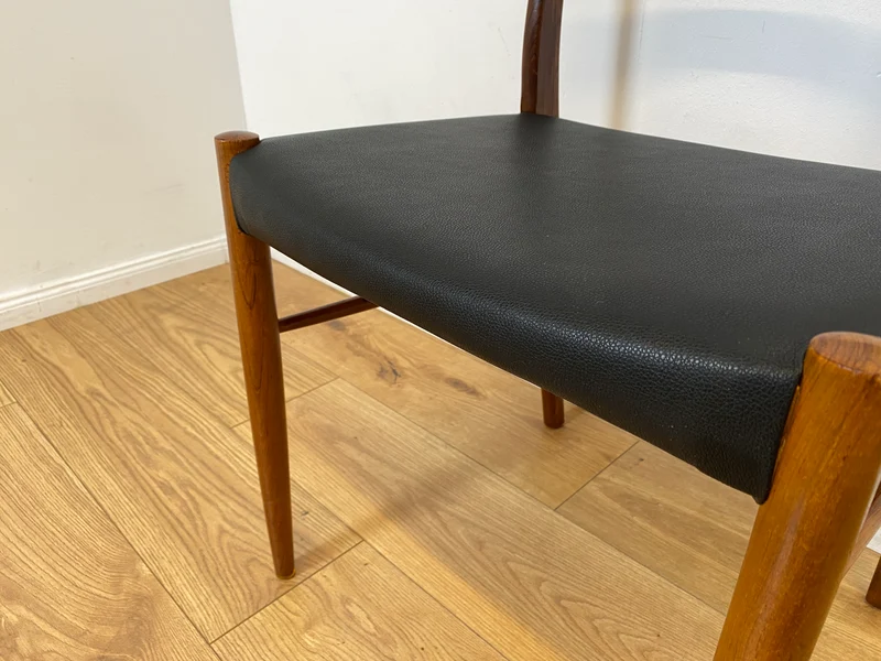 WMK I 4er Set skandinavischer Mid-Century Stühle I aus Teakholz mit schwarzem Kunst Leder Bezug