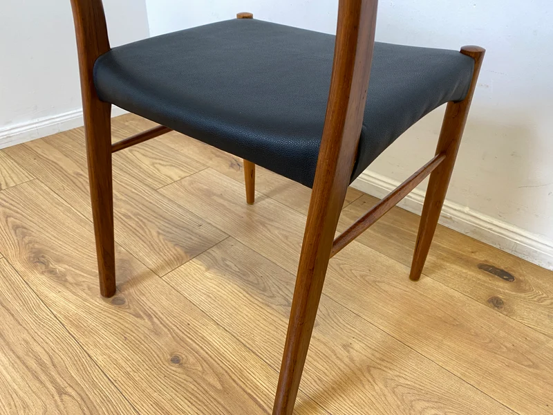 WMK I 4er Set skandinavischer Mid-Century Stühle I aus Teakholz mit schwarzem Kunst Leder Bezug