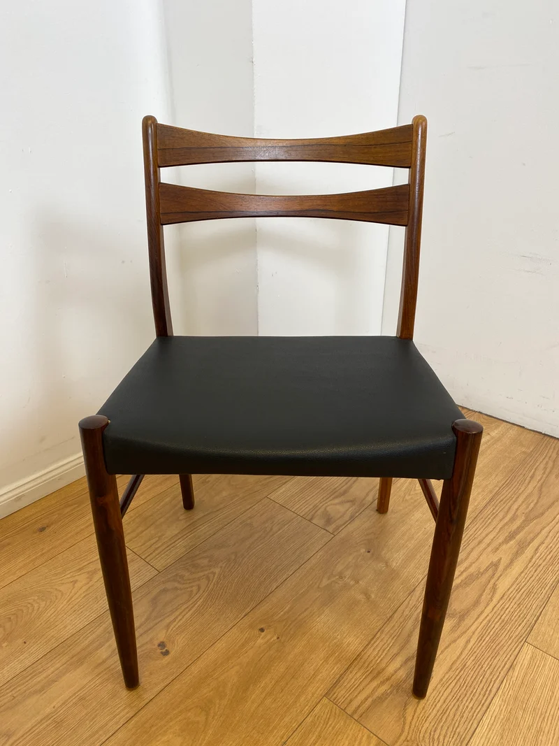 WMK I 4er Set skandinavischer Mid-Century Stühle I aus Teakholz mit schwarzem Kunst Leder Bezug
