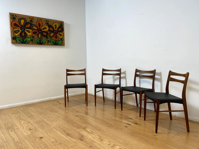 WMK I 4er Set skandinavischer Mid-Century Stühle I aus Teakholz mit schwarzem Kunst Leder Bezug