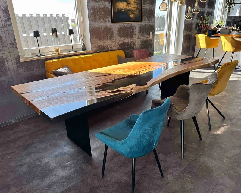 Esstisch Unikat Eichen Baumstamm Monolith mit Epoxidharz im Glossy Finish Design auf Stahlwangen