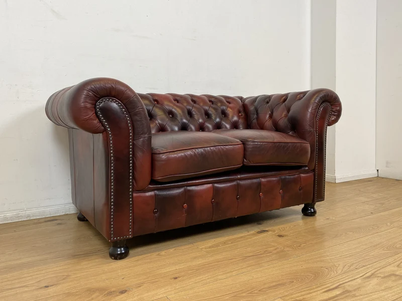 WMK I Der Klassiker I Hochwertiges Chesterfield Sofa mit gestepptem Echtleder Bezug & Alterspatina