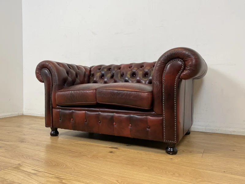 WMK I Der Klassiker I Hochwertiges Chesterfield Sofa mit gestepptem Echtleder Bezug & Alterspatina