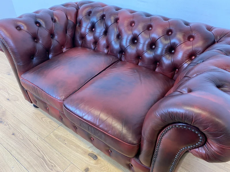 WMK I Der Klassiker I Hochwertiges Chesterfield Sofa mit gestepptem Echtleder Bezug & Alterspatina