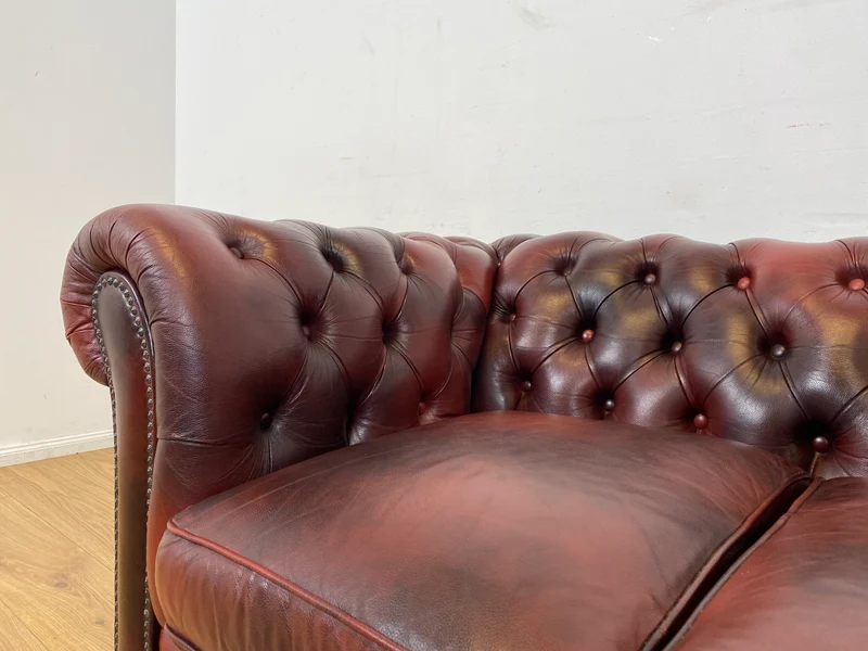 WMK I Der Klassiker I Hochwertiges Chesterfield Sofa mit gestepptem Echtleder Bezug & Alterspatina
