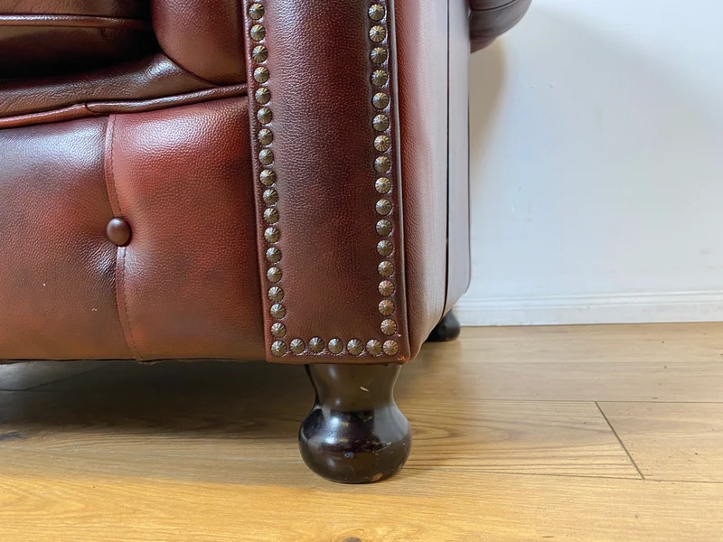 WMK I Der Klassiker I Hochwertiges Chesterfield Sofa mit gestepptem Echtleder Bezug & Alterspatina