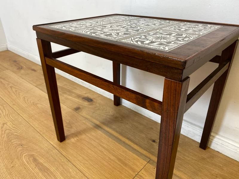 WMK I Edler skandinavischer Mid-Century Couchtisch aus Palisander mit kunstvollen Fliesen