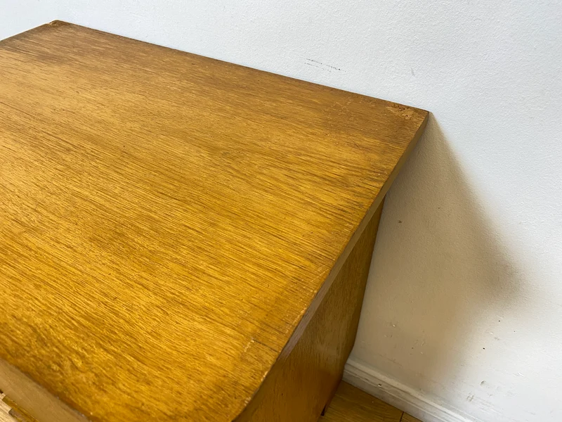 WMK Schöner Mid-Century Nachttisch aus vollem Holz mit Schublade und Messinggriffen