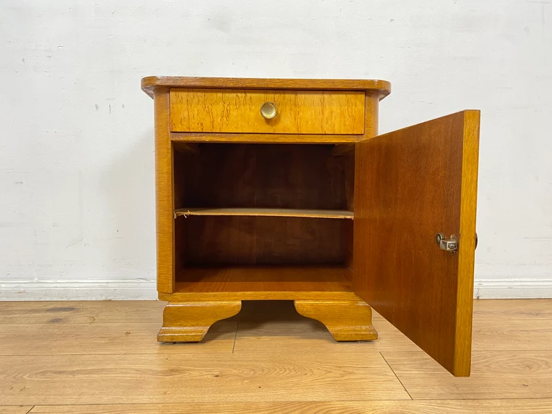 WMK Schöner Mid-Century Nachttisch aus vollem Holz mit Schublade und Messinggriffen
