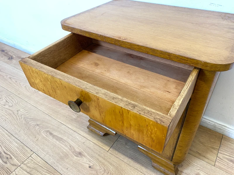 WMK Schöner Mid-Century Nachttisch aus vollem Holz mit Schublade und Messinggriffen
