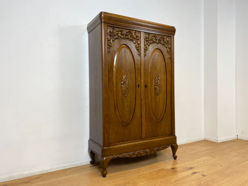 WMK I Pompöser historischer Wäscheschrank aus massiver Eiche mit handgeschnitzten Ornamenten