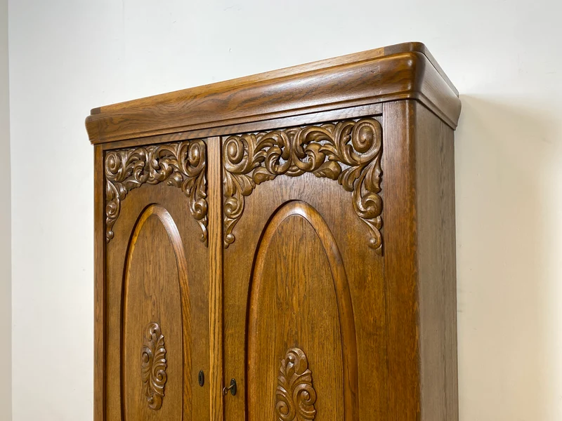 WMK I Pompöser historischer Wäscheschrank aus massiver Eiche mit handgeschnitzten Ornamenten