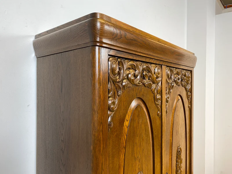 WMK I Pompöser historischer Wäscheschrank aus massiver Eiche mit handgeschnitzten Ornamenten
