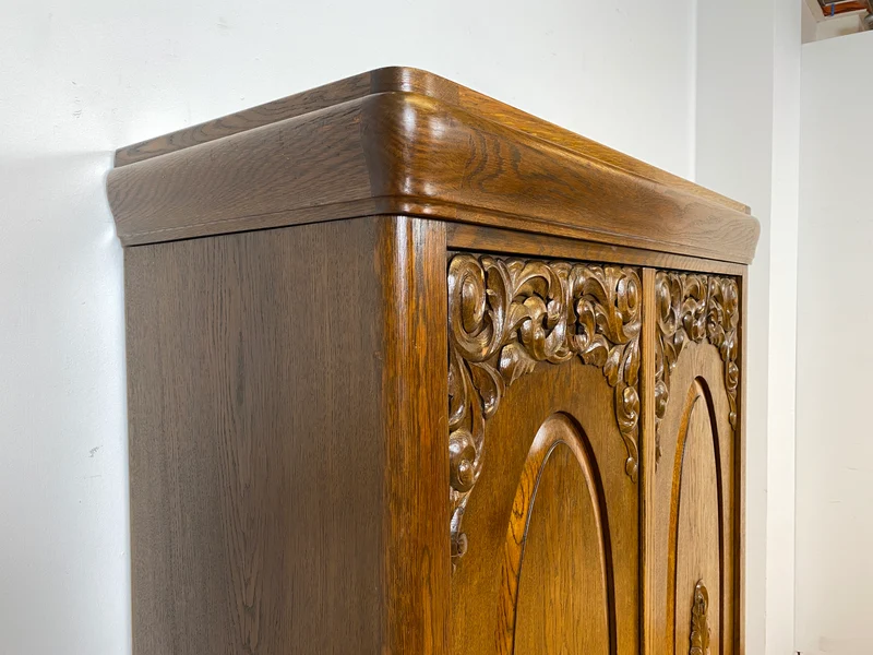 WMK I Pompöser historischer Wäscheschrank aus massiver Eiche mit handgeschnitzten Ornamenten