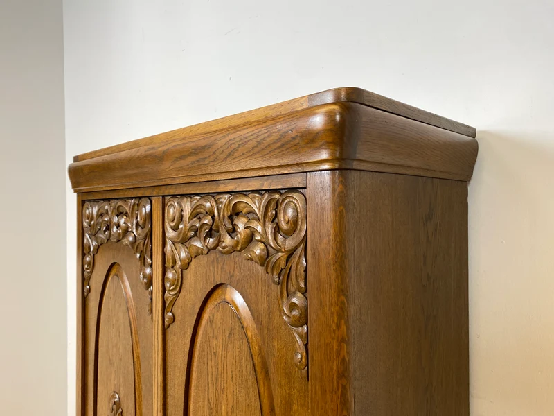 WMK I Pompöser historischer Wäscheschrank aus massiver Eiche mit handgeschnitzten Ornamenten