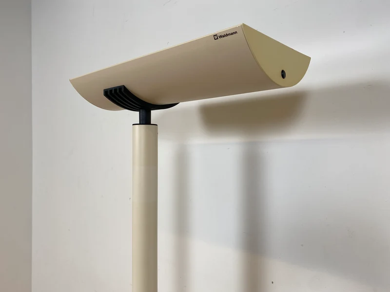 WMK I Design Award Gewinner aus 1988 I Hochwertige weiße Vintage Designer Standleuchte IBS 236 von Waldmann aus Metall