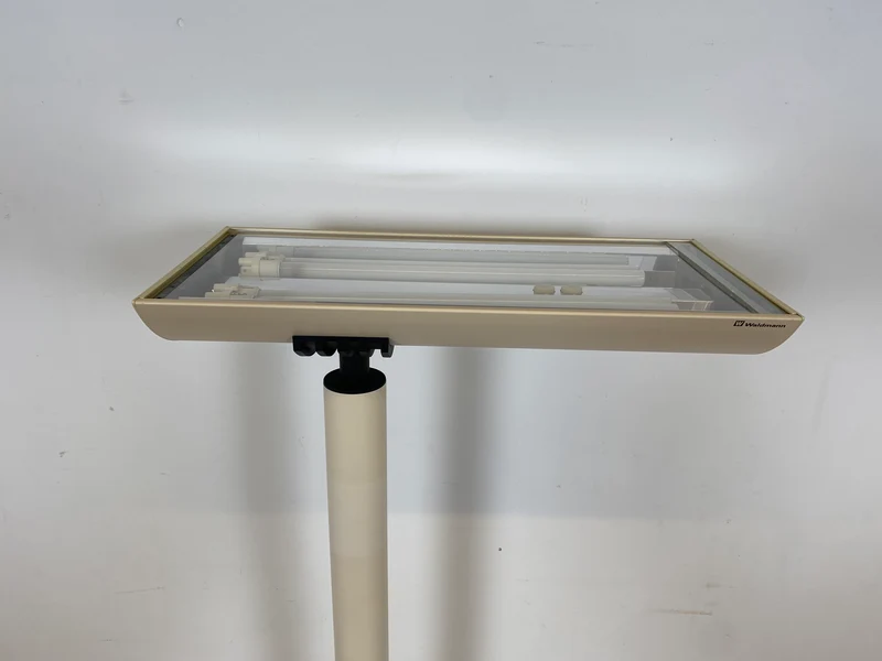 WMK I Design Award Gewinner aus 1988 I Hochwertige weiße Vintage Designer Standleuchte IBS 236 von Waldmann aus Metall