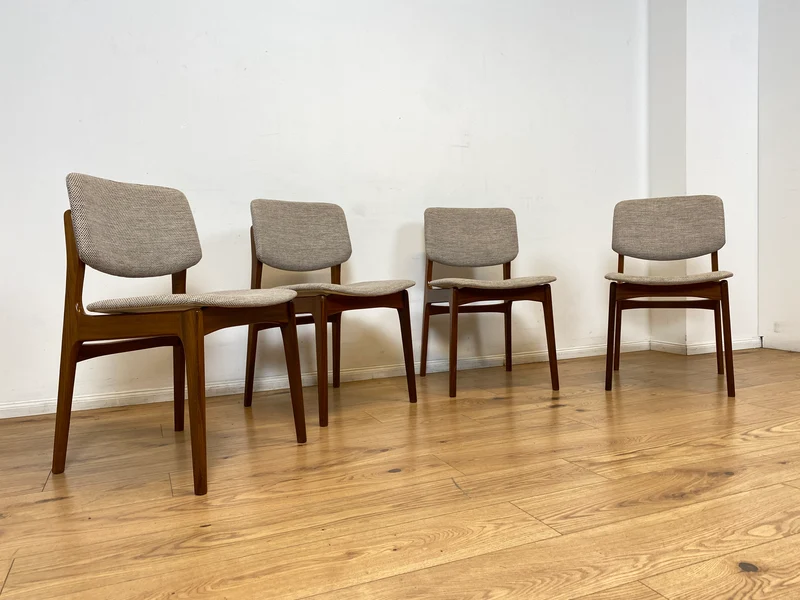 WMK I Set aus 4 hochwertigen skandinavischen Mid-Century Esszimmerstühlen mit naturbeigem Originalbezug & Walnuss Rahmen