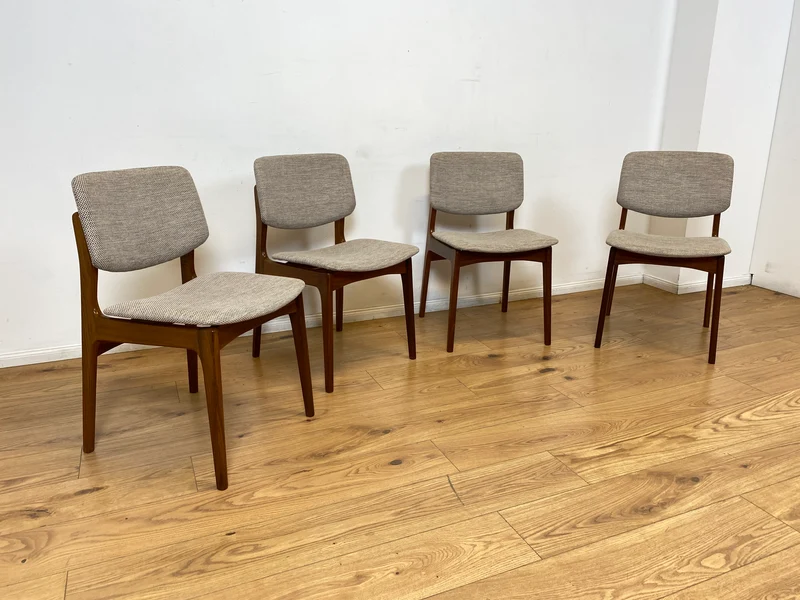 WMK I Set aus 4 hochwertigen skandinavischen Mid-Century Esszimmerstühlen mit naturbeigem Originalbezug & Walnuss Rahmen