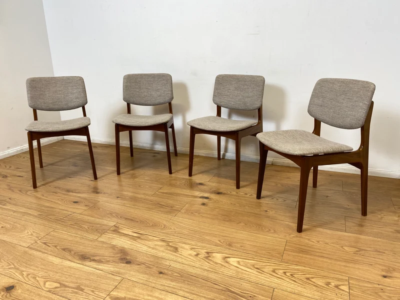 WMK I Set aus 4 hochwertigen skandinavischen Mid-Century Esszimmerstühlen mit naturbeigem Originalbezug & Walnuss Rahmen