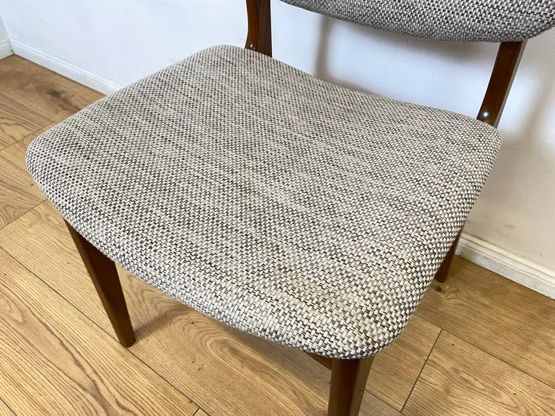 WMK I Set aus 4 hochwertigen skandinavischen Mid-Century Esszimmerstühlen mit naturbeigem Originalbezug & Walnuss Rahmen
