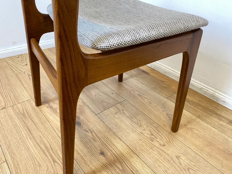 WMK I Set aus 4 hochwertigen skandinavischen Mid-Century Esszimmerstühlen mit naturbeigem Originalbezug & Walnuss Rahmen