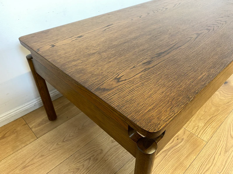 WMK I Hochwertiger großer 70er Jahre Couchtisch im Stile von Jean Gillon und Arne Norell aus massiver Eiche