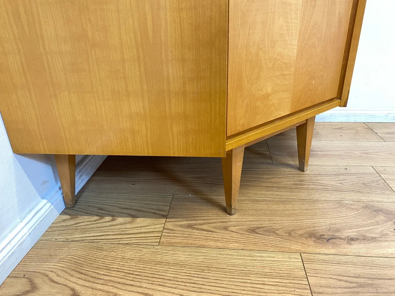 WMK I Versand 85€ I Stilvolle helle Mid-Century Eck Kommode aus 1965 von VEB Südthüringer Möbelwerken