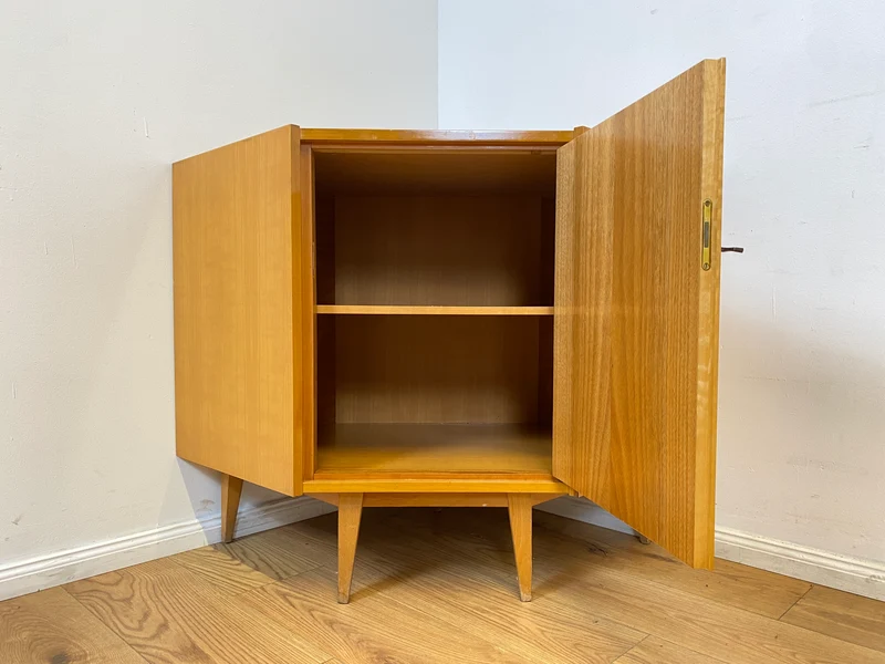 WMK I Versand 85€ I Stilvolle helle Mid-Century Eck Kommode aus 1965 von VEB Südthüringer Möbelwerken