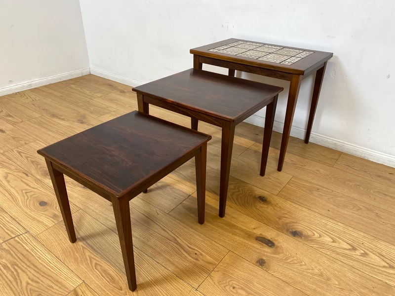 WMK Hochwertiger skandinavischer Mid-Century 3-in-1 Satztisch aus Palisander mit kunstvollen Fliesen