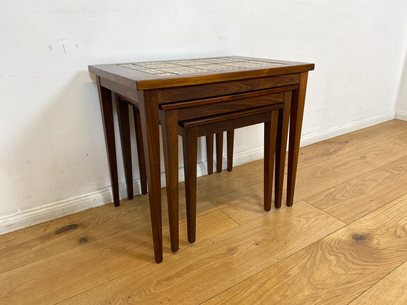 WMK Hochwertiger skandinavischer Mid-Century 3-in-1 Satztisch aus Palisander mit kunstvollen Fliesen