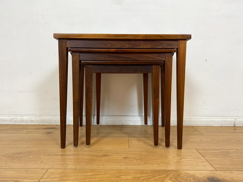 WMK Hochwertiger skandinavischer Mid-Century 3-in-1 Satztisch aus Palisander mit kunstvollen Fliesen