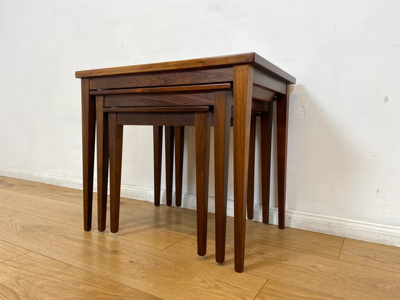 WMK Hochwertiger skandinavischer Mid-Century 3-in-1 Satztisch aus Palisander mit kunstvollen Fliesen