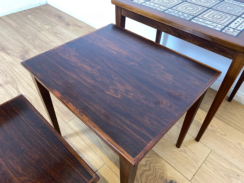WMK Hochwertiger skandinavischer Mid-Century 3-in-1 Satztisch aus Palisander mit kunstvollen Fliesen
