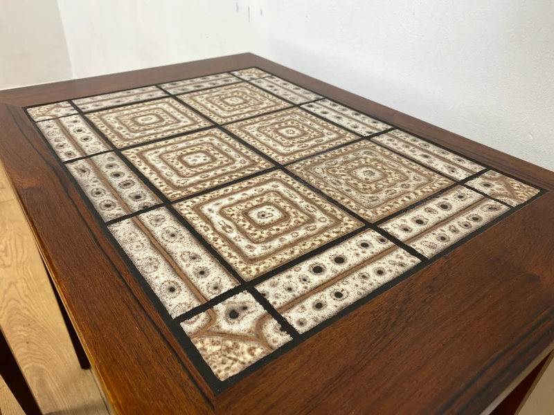 WMK Hochwertiger skandinavischer Mid-Century 3-in-1 Satztisch aus Palisander mit kunstvollen Fliesen