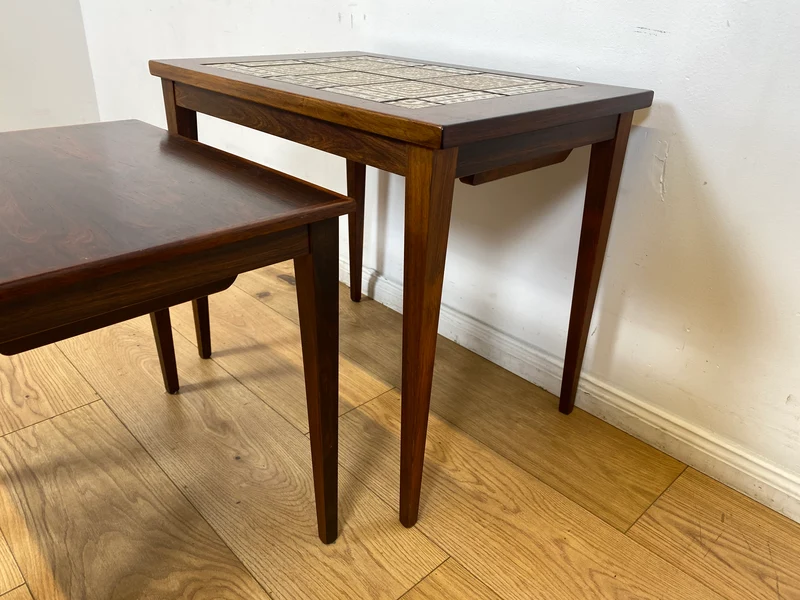 WMK Hochwertiger skandinavischer Mid-Century 3-in-1 Satztisch aus Palisander mit kunstvollen Fliesen