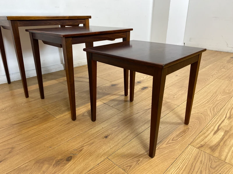 WMK Hochwertiger skandinavischer Mid-Century 3-in-1 Satztisch aus Palisander mit kunstvollen Fliesen