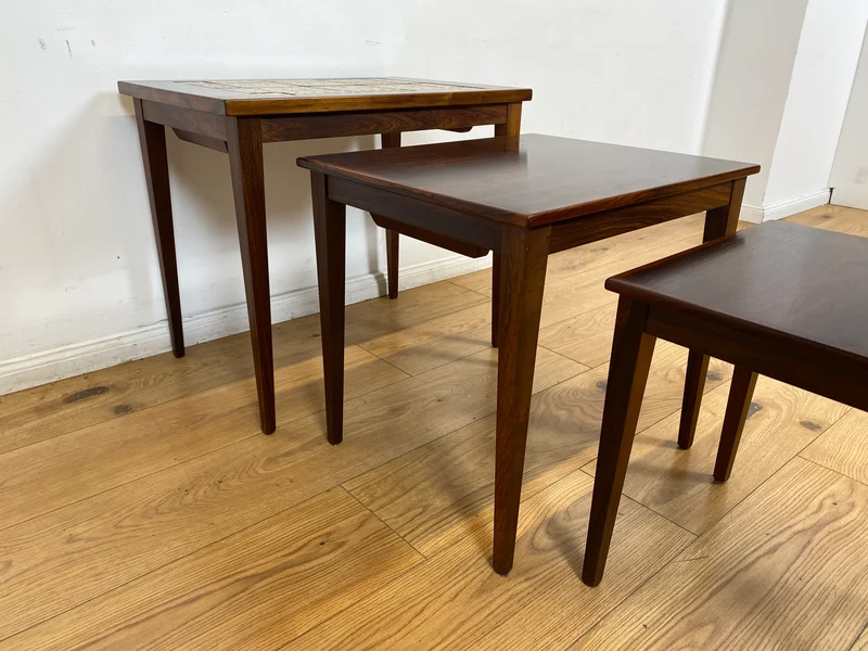 WMK Hochwertiger skandinavischer Mid-Century 3-in-1 Satztisch aus Palisander mit kunstvollen Fliesen