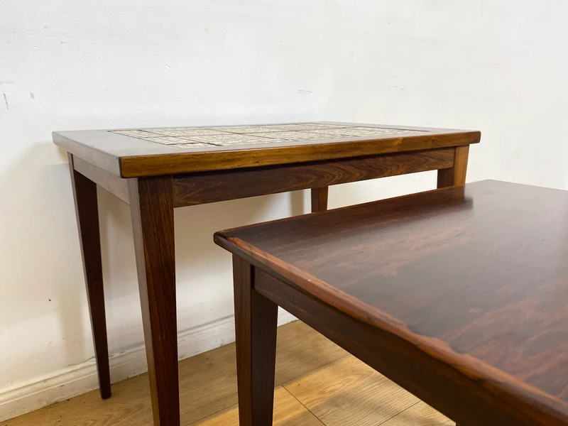 WMK Hochwertiger skandinavischer Mid-Century 3-in-1 Satztisch aus Palisander mit kunstvollen Fliesen