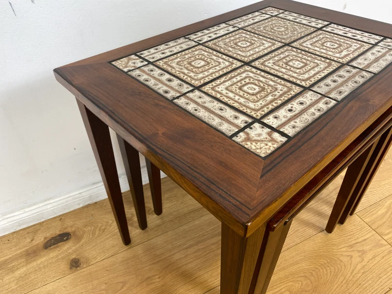 WMK Hochwertiger skandinavischer Mid-Century 3-in-1 Satztisch aus Palisander mit kunstvollen Fliesen