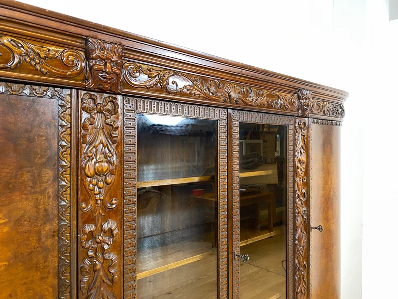 WMK I Imposanter, reichverzierter antiker Herrenschrank aus vollem Holz mit Glastüren