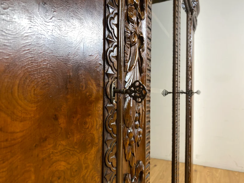 WMK I Imposanter, reichverzierter antiker Herrenschrank aus vollem Holz mit Glastüren