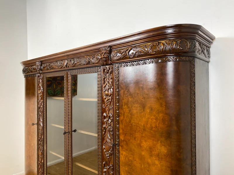 WMK I Imposanter, reichverzierter antiker Herrenschrank aus vollem Holz mit Glastüren