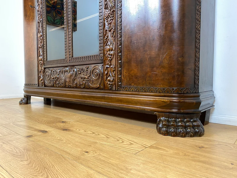 WMK I Imposanter, reichverzierter antiker Herrenschrank aus vollem Holz mit Glastüren