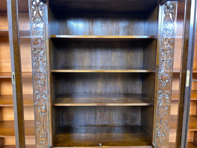 WMK I Imposanter, reichverzierter antiker Herrenschrank aus vollem Holz mit Glastüren