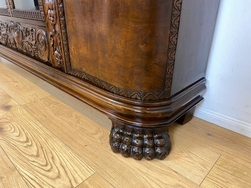 WMK I Imposanter, reichverzierter antiker Herrenschrank aus vollem Holz mit Glastüren