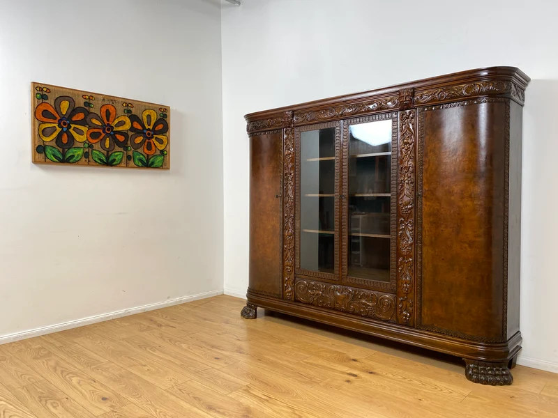WMK I Imposanter, reichverzierter antiker Herrenschrank aus vollem Holz mit Glastüren