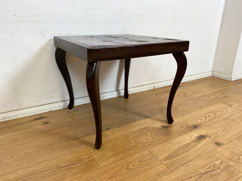 WMK Hübscher jedoch ziemlich abgerockter 1930er Jahre Couchtisch mit formschönen Füßen im Chippendale Stil