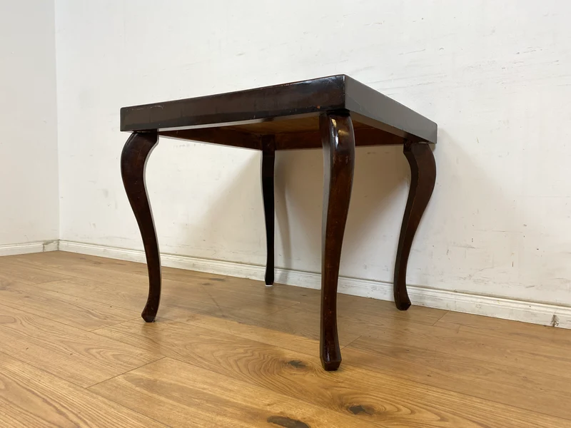 WMK Hübscher jedoch ziemlich abgerockter 1930er Jahre Couchtisch mit formschönen Füßen im Chippendale Stil